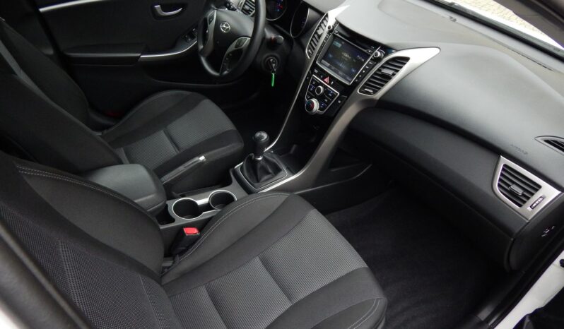 Kompakt HYUNDAI I30  2015 Benzyna Manualna FWD (przód) Biały 5 5 Niemcy Metalik full