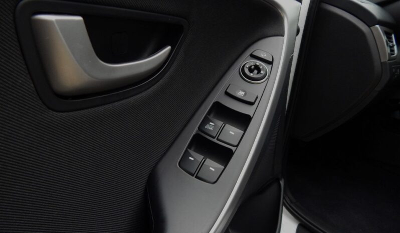 Kompakt HYUNDAI I30  2015 Benzyna Manualna FWD (przód) Biały 5 5 Niemcy Metalik full