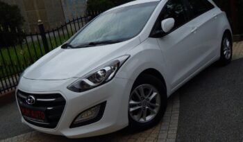 Kompakt HYUNDAI I30  2015 Benzyna Manualna FWD (przód) Biały 5 5 Niemcy Metalik full