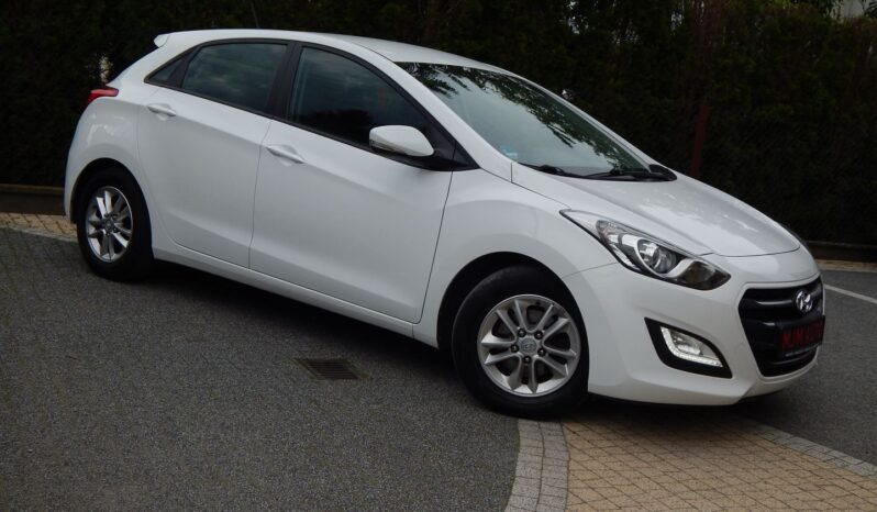 Kompakt HYUNDAI I30  2015 Benzyna Manualna FWD (przód) Biały 5 5 Niemcy Metalik full